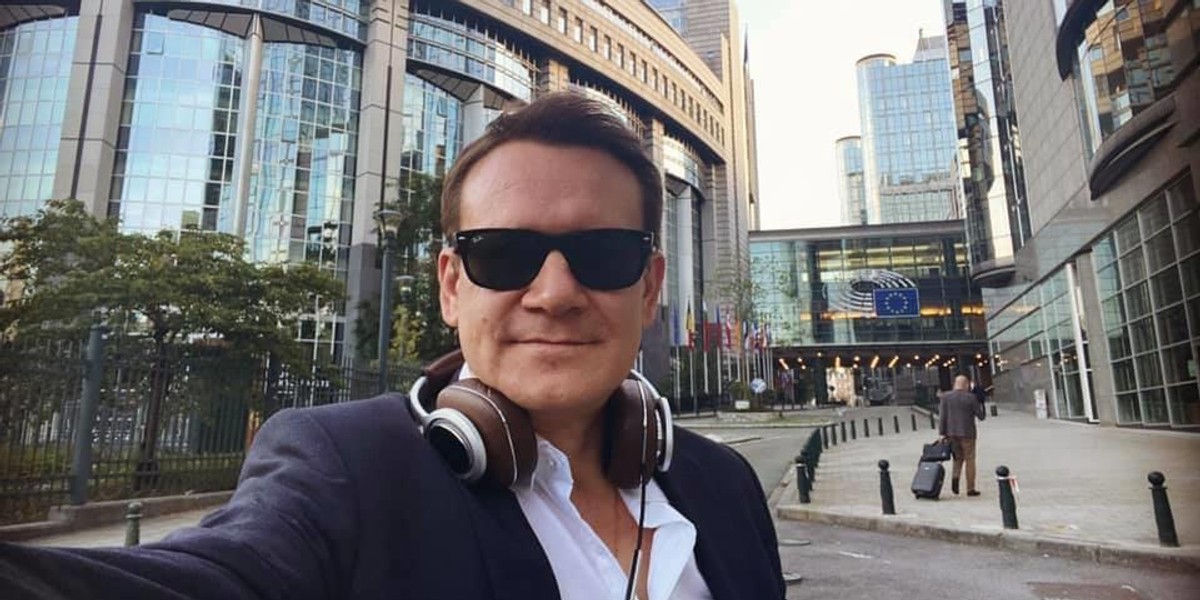 Luksusowe życie europosła PiS. Dominik Tarczyński ma długi większe niż cały majątek.