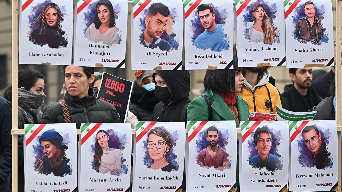 Na skupu u Torinu, u Italiji, 15. januara, demonstranti su pokazali i fotografije nekih navodno ubijenih tokom antivladinih protesta u Iranu | Foto: ALESSANDRO DI MARCO/EPA/Shutterstock
