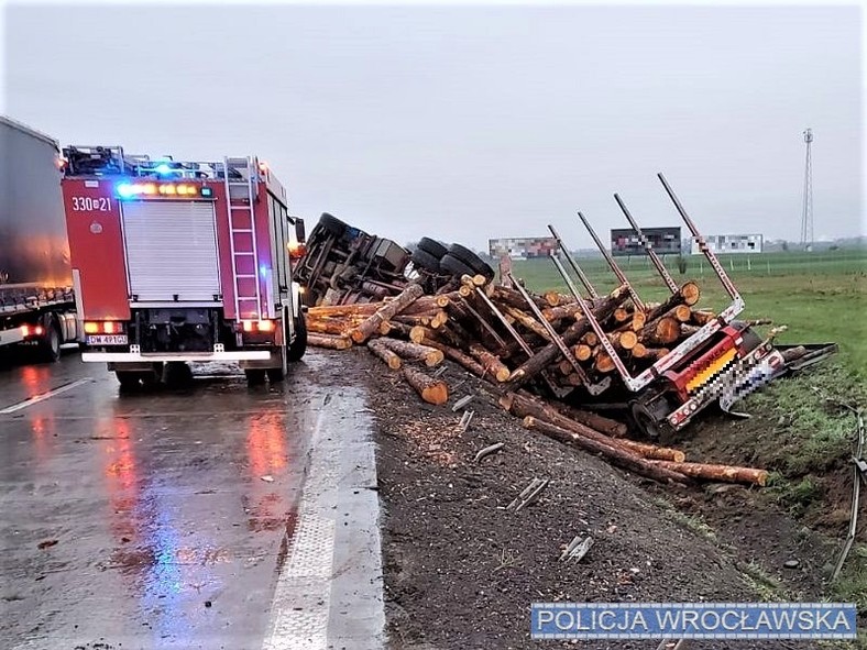 wypadek-ci-ar-wki-na-a4-na-autostrad-wysypa-y-si-bale-drewna