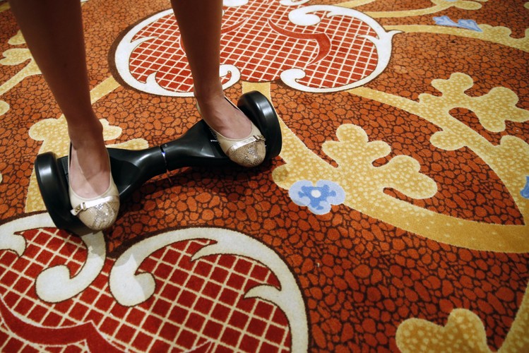 Wyposażona w silnik futurystyczna deskorolka pozwoli nam podróżować z prędkością do 10 km/h. By poruszyć się do przodu, wystarczy lekko docisnąć palcami przód urządzenia, natomiast by zmienić kierunek jazdy należy odpowiednio balansować ciałem. Baterię urządzenia naładujemy w godzinę, co pozwoli na przejechanie ok. 6 km.