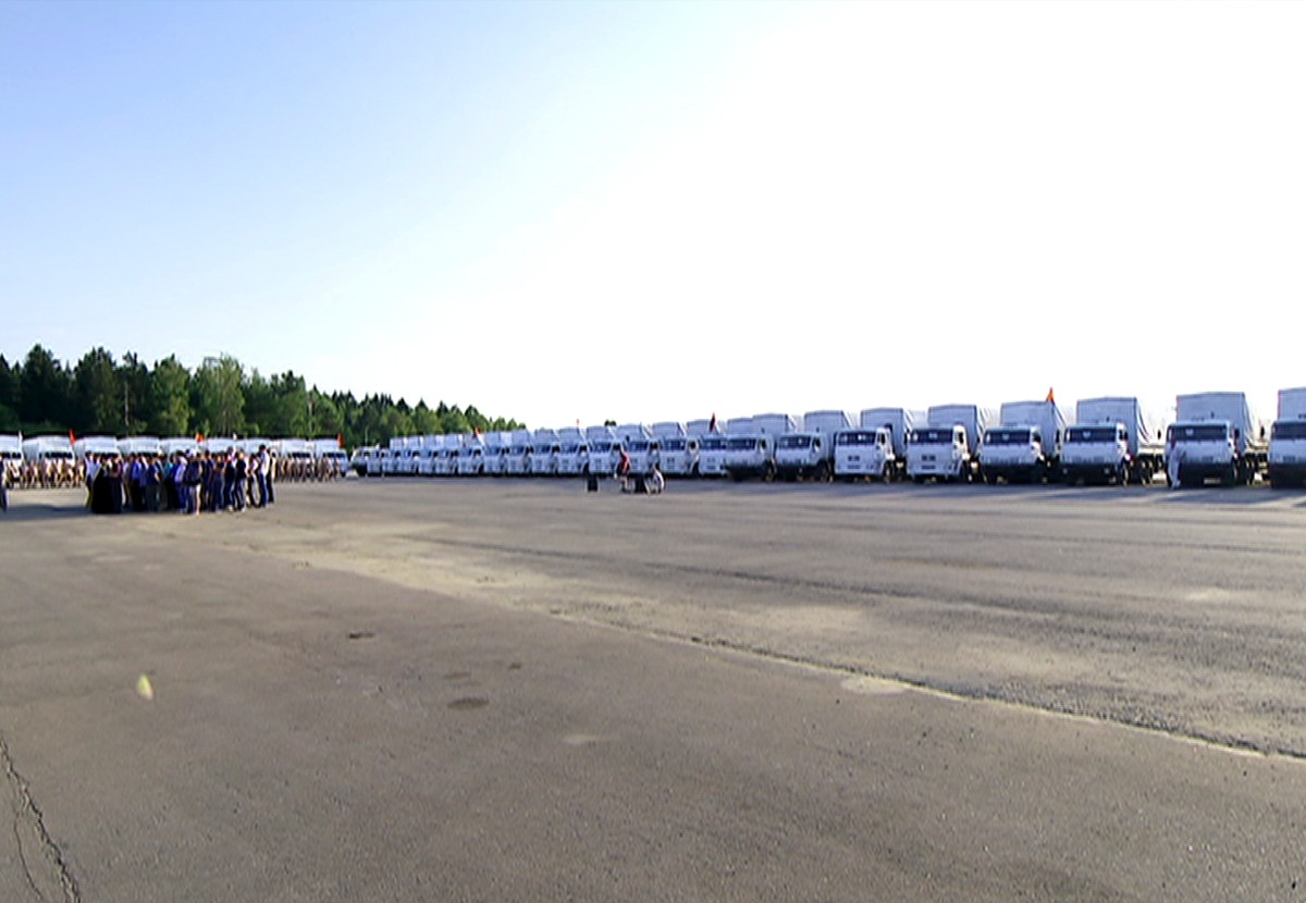 Białe ciężarówki z pomocą humanitarną z Rosji dla wschodu Ukrainy