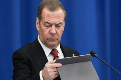 Rosja wykorzystuje wojnę w Izraelu. Miedwiediew zestawił zdjęcia. Podpis szokuje