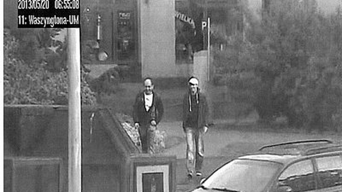 Policja opublikowała wizerunki dwóch mężczyzn, którzy mogą mieć związek z pobiciem częstochowskiego urzędnika. Zastępca naczelnika Wydziału Spraw Obywatelskich został tydzień temu rano napadnięty i dotkliwie poturbowany przed siedzibą urzędu.