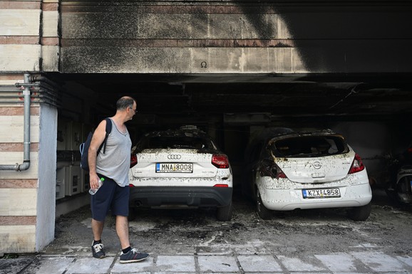 (FOTO) SERIJA NAPADA U SOLUNU! Molotovljevim koktelima palili domove i automobile političara vladajuće stranke: Ima mrtvih, hitno se oglasio premijer Micotakis