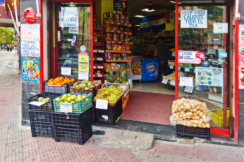 Sprzedaż w małych sklepach rośnie szybciej niż w supermarketach