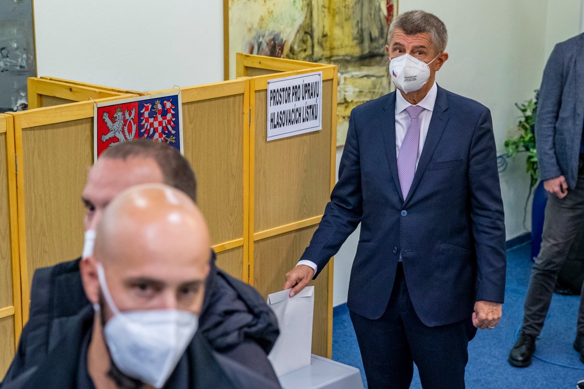 epa09513332 Czech Prime Minister and leader of the ANO movement, Andrej Babis casts his ballot during the parliamentary elections in Lovosice, Czech Republic, 08 October 2021. The general elections in the Czech Republic will be held on 08 and 09 October 2021. EPA/MARTIN DIVISEK Dostawca: PAP/EPA.