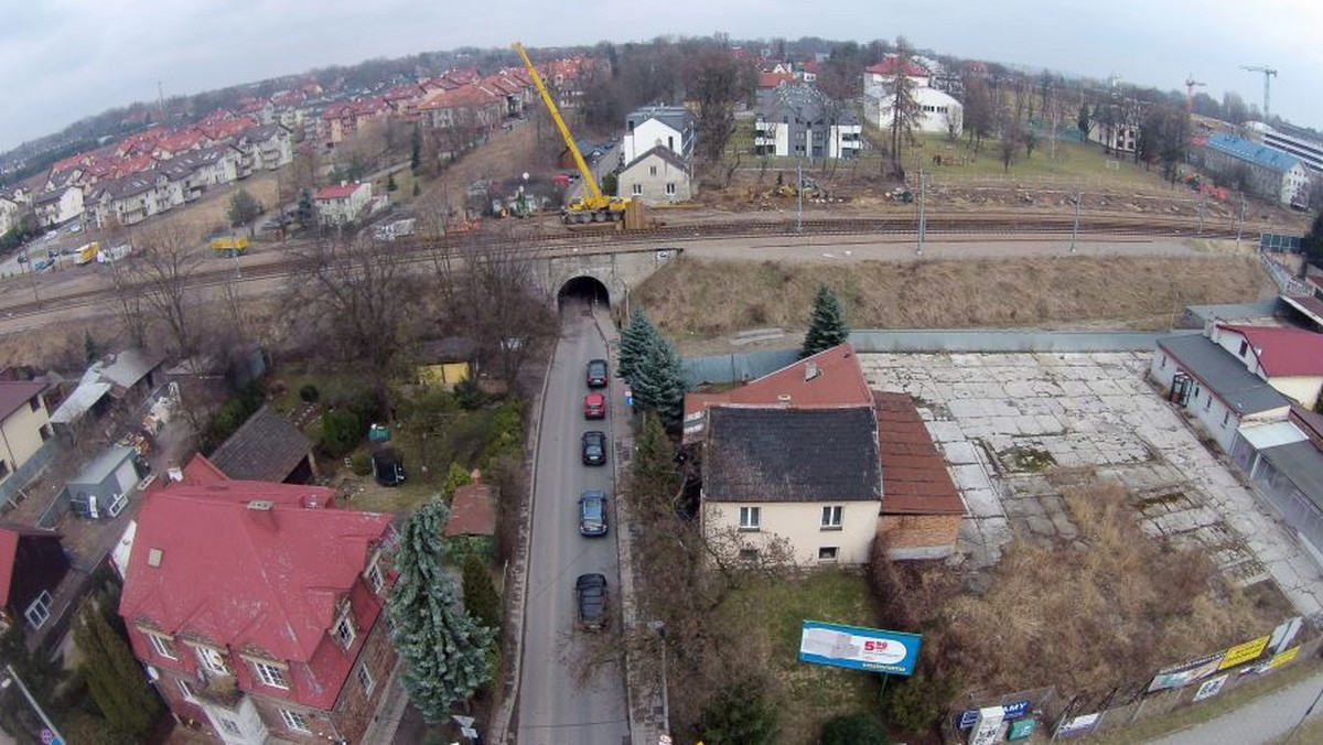 Niektórym mieszkańcom Bronowic Małych nie przeszkadza to, że zamknięto przejście pod wiaduktem na ulicy Zielony Most. Zamiast nadłożyć 700 metrów drogi i bezpiecznie przedostać się na drugą stronę, wybierają drogę pod rozbieranym wiaduktem lub przechodzą, górą przez torowisko, po którym jeżdżą pociągi.