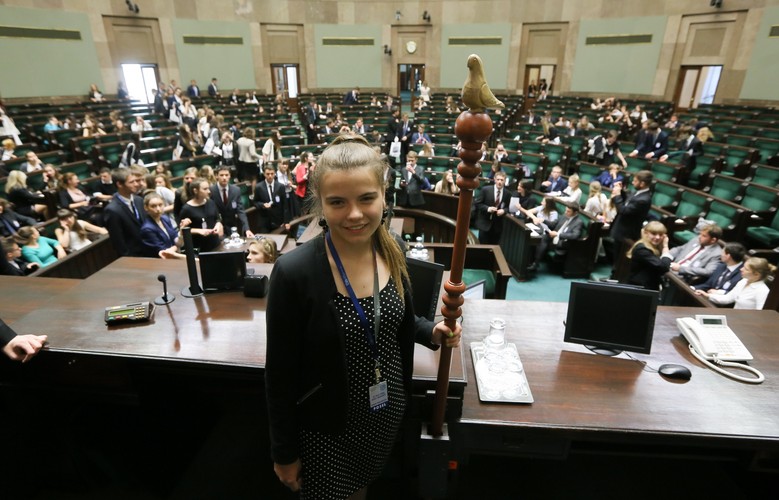 Na Wiejskiej obradowała 20. sesja Sejmu Dzieci i Młodzieży. Dyskutowano o wyborach parlamentarnych, samorządowych, europejskich i do samorządu w szkole.
Młodych parlamentarzystów powitała marszałek Ewa Kopacz, która mówiła, że ostatnie dni i tygodnie pokazały, iż nic nie jest dane raz na zawsze, a demokrację należy pielęgnować. 