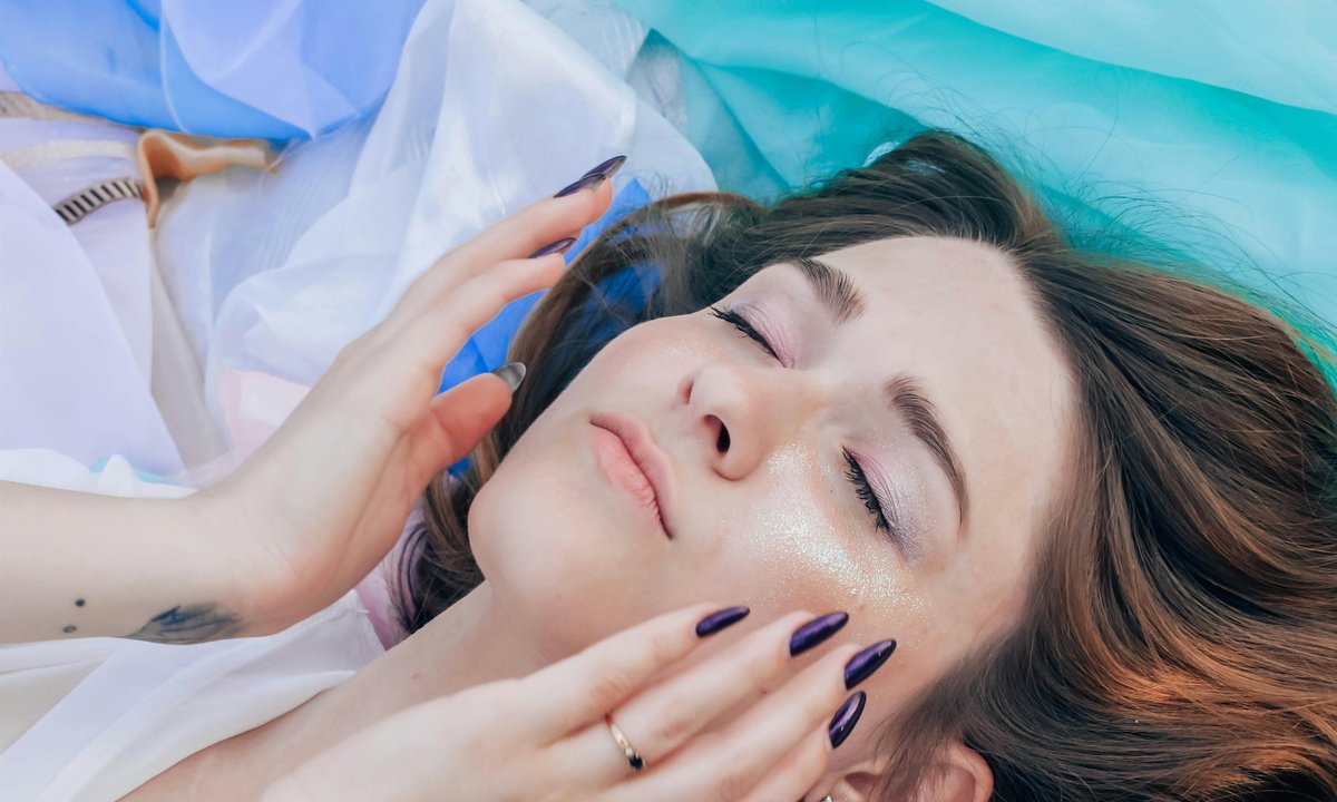 Serum z płatkami prawdziwego złota. Jak działa? Rozświetlanie to tylko jeden z jego wielu talentów