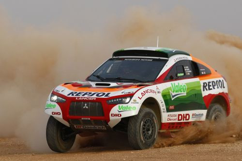 Mitsubishi - Cztery załogi na starcie Dakaru