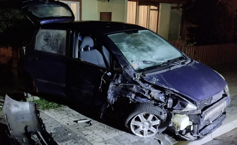 Pijana kobieta w BMW uderzyła w zaparkowany pojazd