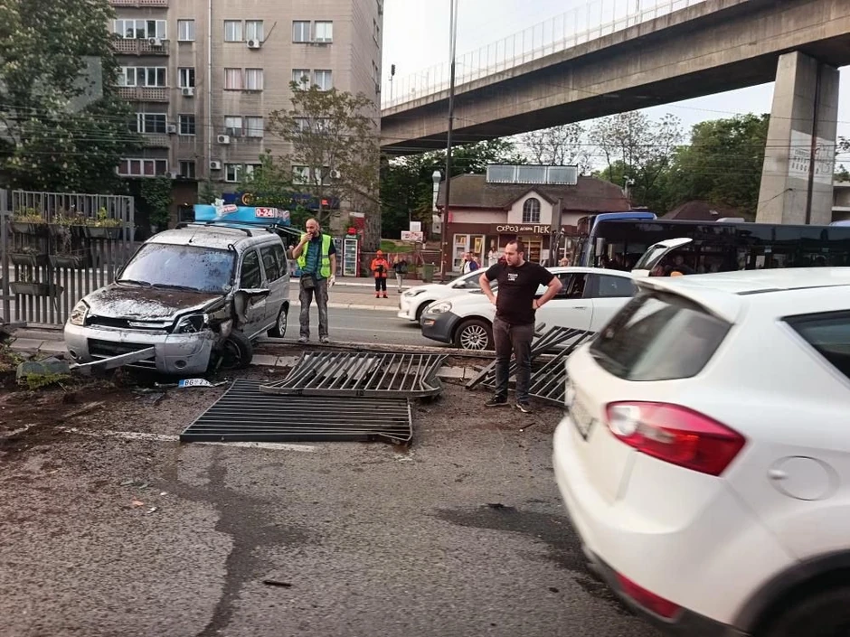 Vozilo je probilo zaštitnu ogradu 