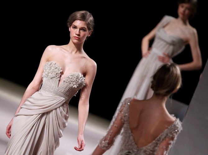 Elie Saab prezentuje w Paryżu kolekcję haute couture na sezon wiosna-lato 2011