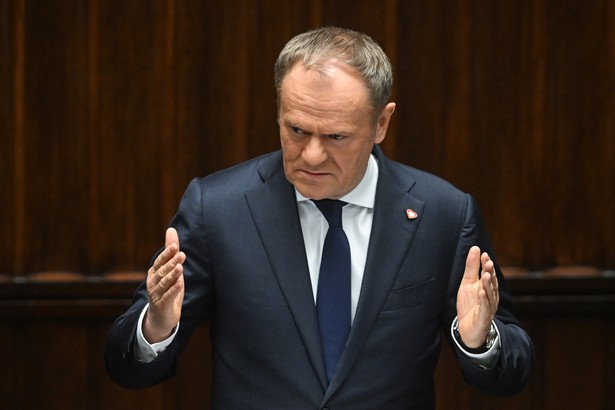 Premier Donald Tusk przemawia na sali obrad Sejmu