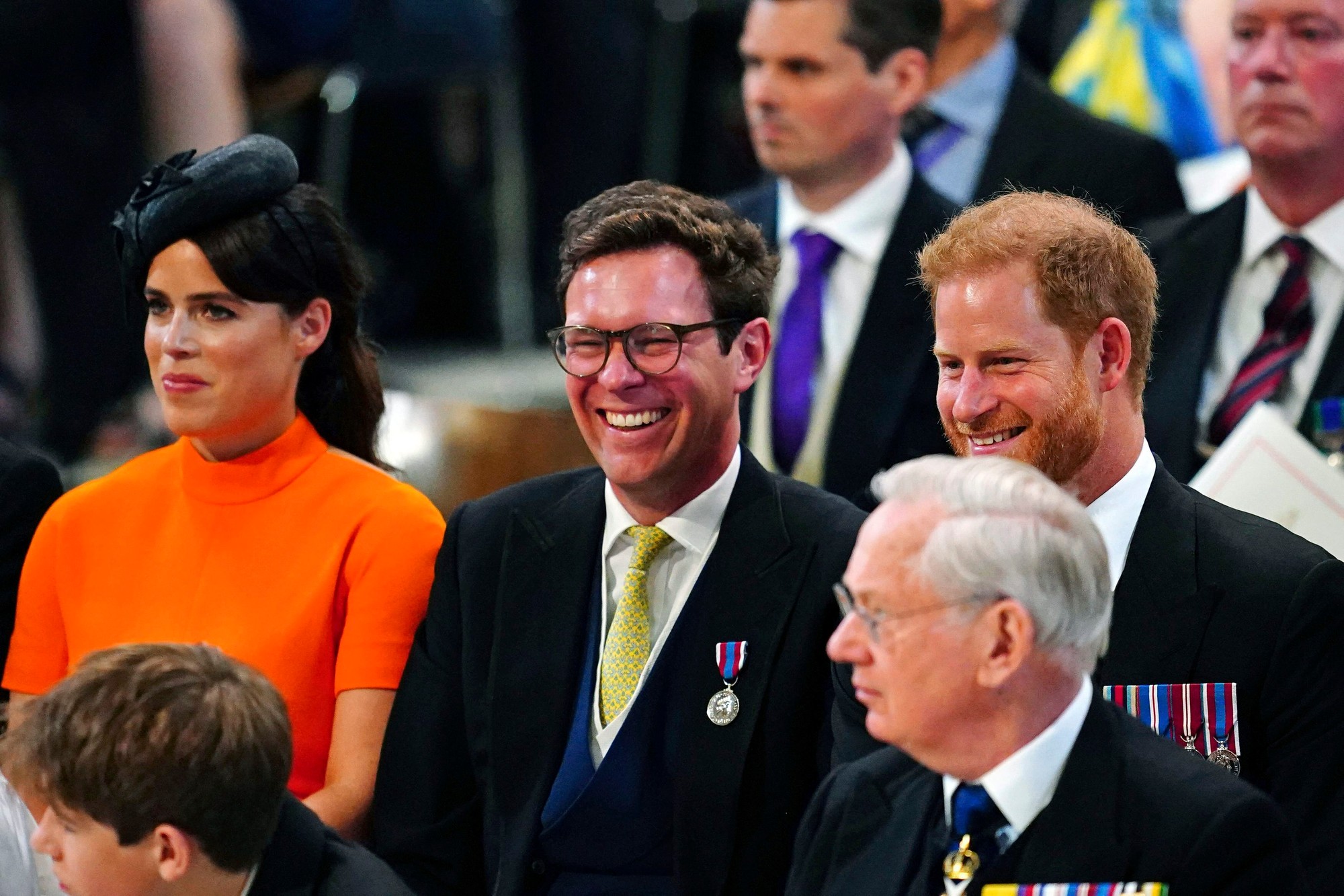 Princezná Eugenie, Jack Brooksbank a princ Harry na ďakovnej bohoslužbe v londýnskej Katedrále svätého Pavla.