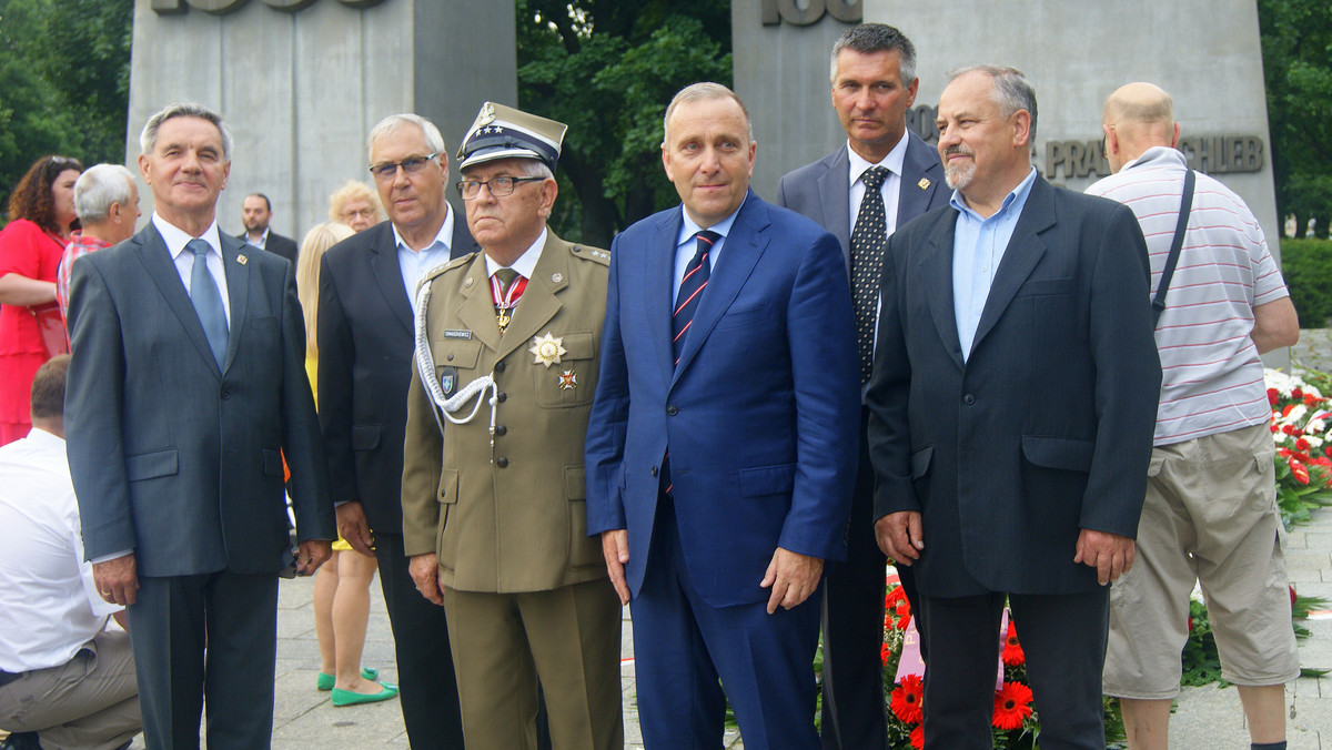 - To kwestia naszej obecności w Unii Europejskiej oraz solidarnej postawy w stosunku do tych, którzy mają dzisiaj ten problem - mówił wczoraj w Poznaniu Grzegorz Schetyna, odnosząc się do przyjmowania uchodźców. Lider Platformy Obywatelskiej wziął udział w obchodach rocznicy Poznańskiego Czerwca. Uroczystości zostały zakłócone przez grupę kilkunastu osób. Jedna z nich po obchodach próbowała zbliżyć się do Schetyny, krzycząc "złodziej".