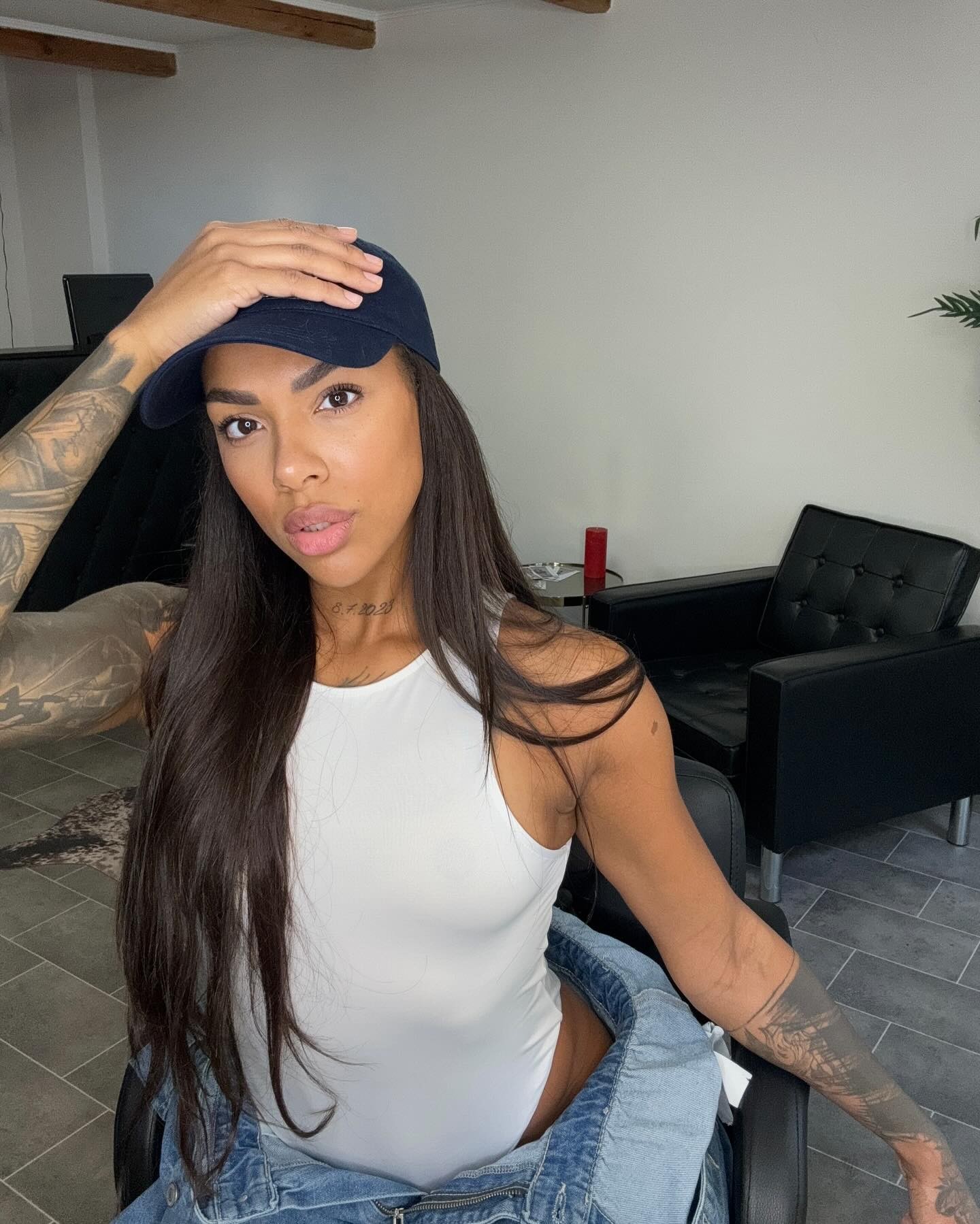 Česká influencerka, podnikateľka a zápasníčka MMA Angie Mangombe.