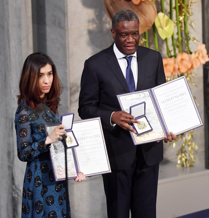 Kongijski ginekolog Denis Mukwege i iracka działaczka na rzecz praw człowieka Nadia Murad podczas ceremonii wręczenia Pokojowej Nagrody Nobla 2018 w ratuszu miasta Oslo