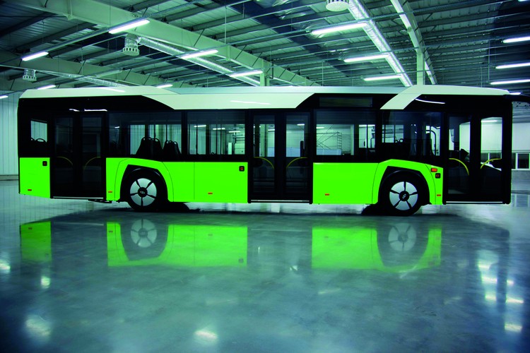 Od końca listopada 12-metrowy elektryczny autobus Solarisa będzie testowany przez RATP, czyli zarządcę transportu w Paryżu. Solaris Urbino 12 Electric ma wozić pasażerów podczas Konferencji Klimatycznej ONZ od 30 listopada do 11 grudnia. Potem będzie testowany na liniach 21 i 147, czyli w regularnym ruchu miejskim. Solaris dla Paryża zostanie wyposażone w baterie o pojemności 240 kWh i system ładowania plug-in (przez wtyczkę). Innowacją jest napędowa oś elektryczna wyposażona w dwa silniki trakcyjne umieszczone w piastach. To rozwiązanie zmniejsza masę autobusu i zwiększa przestrzeń pasażerską. Wyposażeniem elektryczne autobusu dostarczyła polska firma Medcom. Paryż to bardzo obiecujący rynek, bo do końca 2025 r. planuje całkowicie zrezygnować z autobusów napędzanych silnikami spalinowymi.