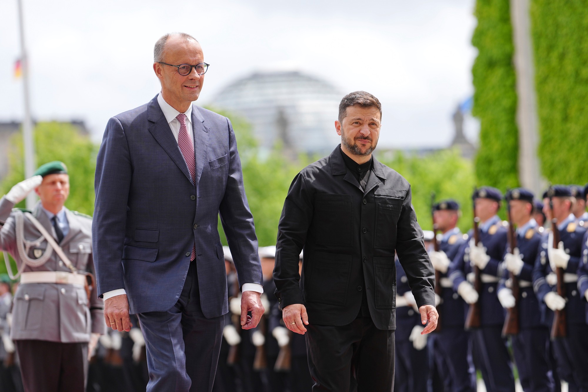 Ukrajinský prezident Volodymyr Zelenskyj  (vpravo) a nemecký kancelár Friedrich Merz. 