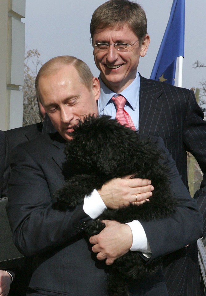 Vladimir Putin drži mađarskog pulija: 2006. godine u poseti tadašnjem mađarskom premijeru Ferencu Đurčanju