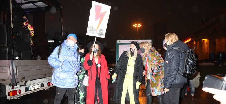 "Załatwimy was miłością". Policja przepędziła protestujących artystów [WIDEO]