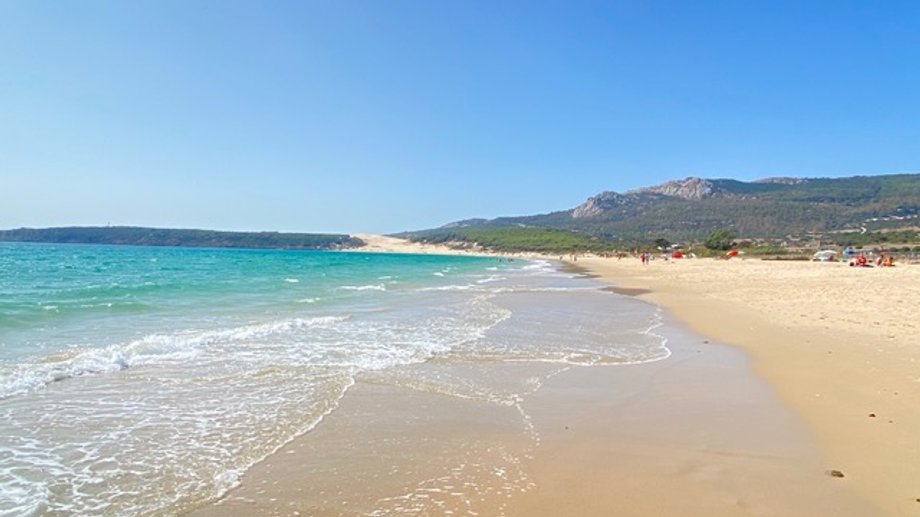 Costa del Sol to plaże, które w znacznej mierze przesądzają o atrakcyjności tego miejsca. Rozciągają się na długości około 27 kilometrów, a każda z nich ma oddzielną nazwę. W okolicy znajdziecie plaże na każdą okazję: zarówno te do spokojnego odpoczynku, jak i te do imprezowania z basenem, głośną muzyką i szampanem. Są też plaże, na których można poczuć atmosferę jak na Karaibach. Popularne Chirinquito ( restauracje na plaży z lokalnymi przysmakami) wyposażone w leżaki, parasole chroniące przed słońcem, pozwalają na spokojny wypoczynek przez cały dzień.