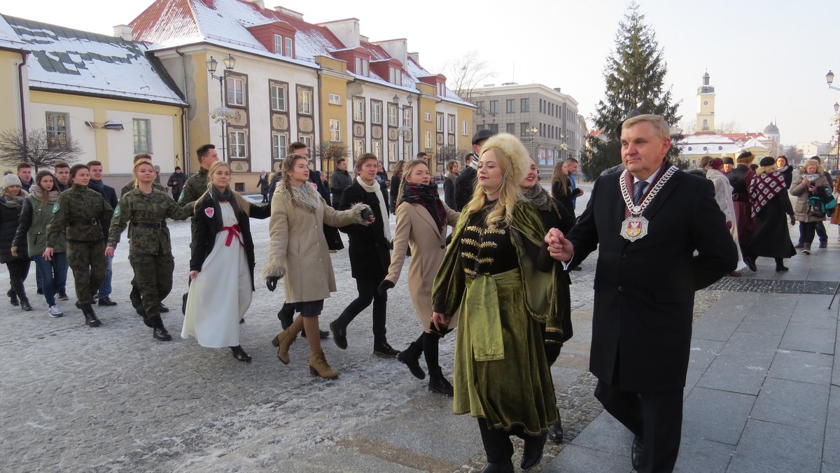 Prezydent Tadeusz Truskolaski zainaugurował dzisiaj na Rynku Kościuszki w Białymstoku sezon studniówkowy. Razem z maturzystami, w pierwszej parze z uczennicą ucharakteryzowana na księżnę Izabelę Branicką, odtańczył poloneza.