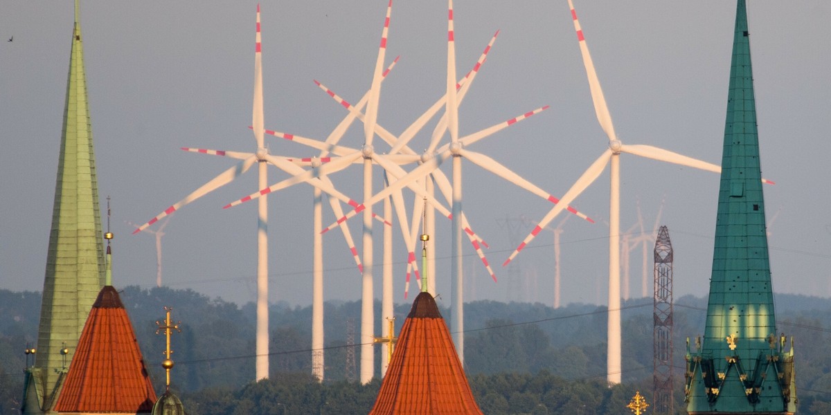 Gdańsk. Widok na elektrownię wiatrową. 