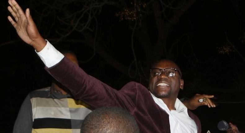 Zimbabwean Pastor Evan Mawarire is lifted by followers after his release at Harare Magistrates court, July 13, 2016. 