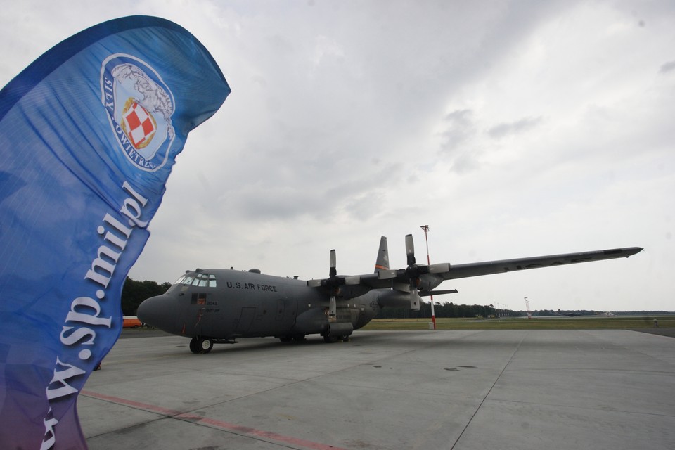 POWIDZ WOJSKO OSTATNI SAMOLOT C-130 E HERCULES