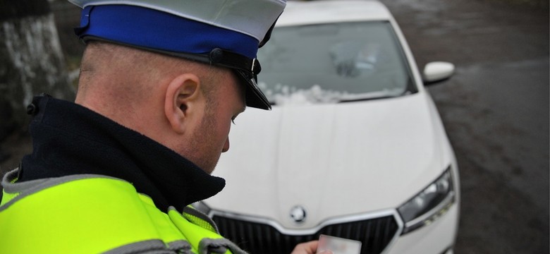 Mandat 3000 zł i 12 punktów dla niecierpliwych kierowców. Policja już stosuje kary