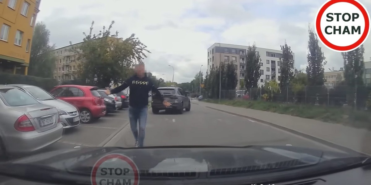 Niebezpieczna sytuacja na poznańskich drogach. Kierowca chciał się zemścić za niewpuszczenie na rondo.