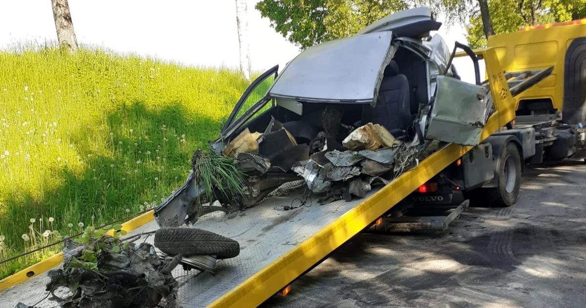  Audi otarło się o drzewo. Samochód rozpadł się na pół. Kierowca zginął