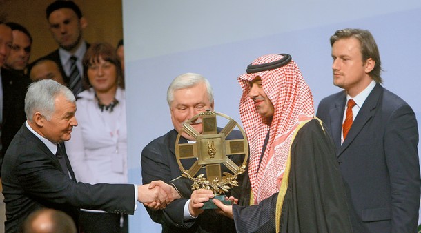 Gdański, grudzień 2008 r. Obchody 25-lecia przyznania Pokojowej Nagrody Nobla Lechowi Wałęsie. Na zdjęciu Lech Wałęsa i Abdulaziz bin Abdullah al Saud, syn i doradca króla Arabii Saudyjskiej  