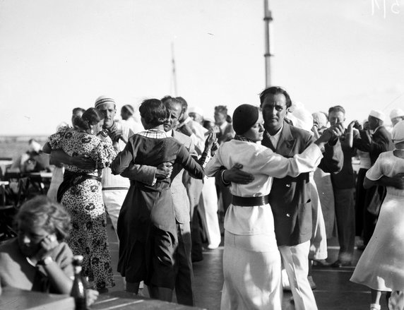 Pary tańczące w lokalu na wolnym powietrzu w sierpniu 1933 r.