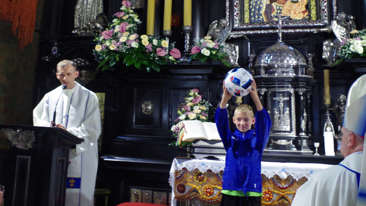 Młodzi sportowcy z parafialnych klubów sportowych chcą wręczyć papieżowi Franciszkowi piłkę podpisaną przez reprezentację Polski. Do przekazania futbolówki ma dojść podczas wizyty Franciszka w Częstochowie w ramach obchodów Światowych Dni Młodzieży.
