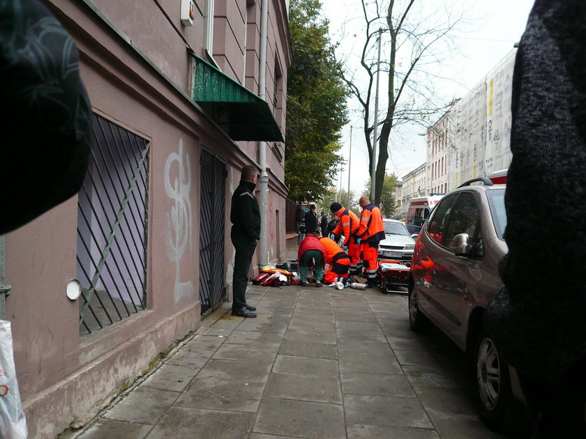 Śmierć kobiety na ulicy w Łodzi. Ratownicy pogotowia ratunkowego reanimowali kobietę kilkadziesiąt minut