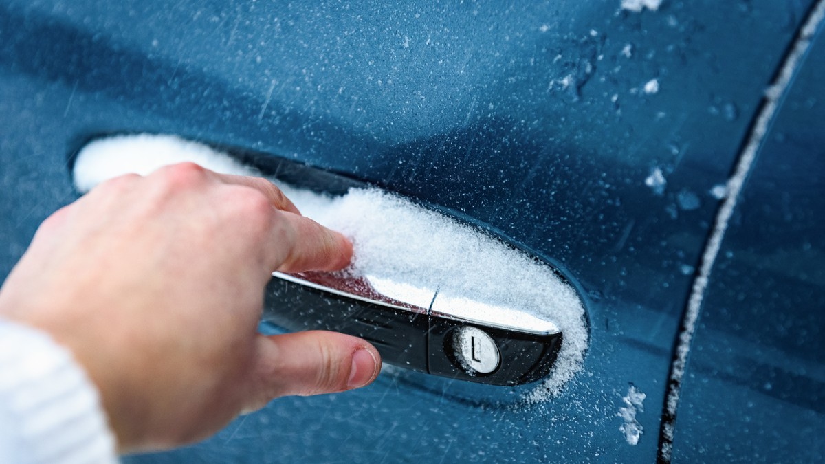 Zaledila su vam se vrata od automobila od hladnoće? Evo kako da ih otvorite bez oštećenja