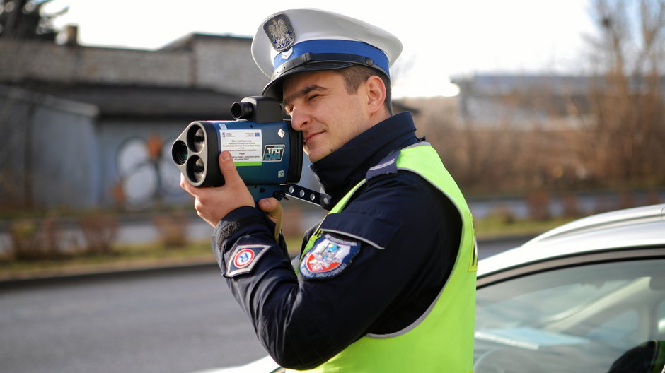Policjant podczas kontroli prędkości (zdjęcie ilustracyjne)