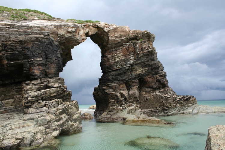6. Playa de las Catedrales w Hiszpani – co w tłumaczeniu na język polski oznacza „plaża katedr”. Plaża jest położona na północy Hiszpanii u wybrzeża Atlantyku. Najlepszą porą na relaks na tej plaży jest okres od czerwca do sierpnia.