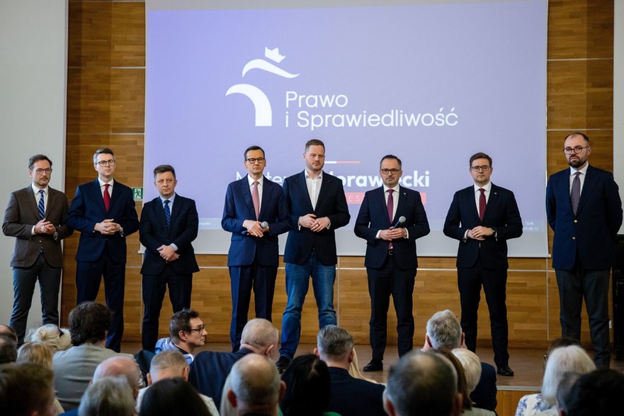 Politycy PiS, w tym: Mateusz Morawiecki, Marcin Horała, Piotr Muller, Krzysztof Szczucki i Michał Dworczyk podczas otwartego spotkania z mieszkańcami Torunia, 18.04.2026 r.
