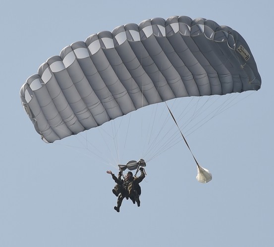 Ambasador USA skoczył na spadochronie