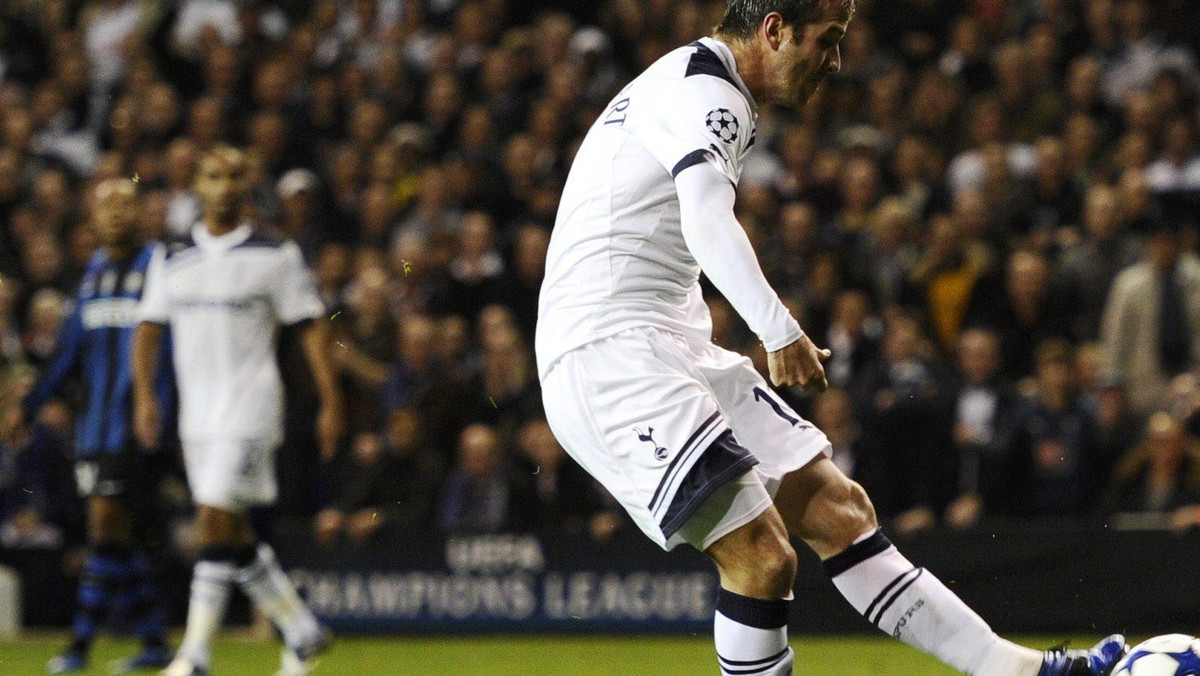 Tottenham Hotspur prowadzi do przerwy 1:0 z Interem Mediolan w spotkaniu 4. kolejki grupy A piłkarskiej Ligi Mistrzów. Pięknego gola strzelił mediolańczykom Rafael van der Vaart.