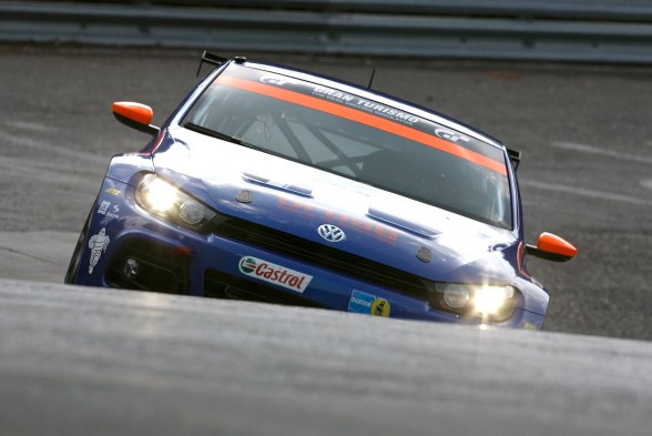 Samochody na ten rodzaj paliwa redukują emisję CO2 średnio o 25 procent w porównaniu z konwencjonalnym silnikiem benzynowym. Podczas spalania powstaje tylko minimalna ilość cząsteczek sadzy lub drobnego pyłu