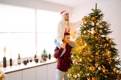 Cztery proste sposoby na to, by choinka dłużej zachowała świeżość. Wykorzystaj jeden z nich!