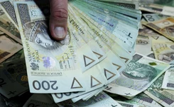 Polacy w kolejce po socjal. Rząd wyda na zasiłki ponad miliard złotych więcej niż planował