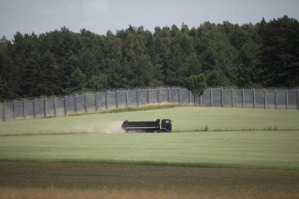 W czerwcu zakończono budowę zapory na granicy polsko-białoruskiej. Jej budowa rozpoczęła się 25 stycznia. 30.06.2022 r.