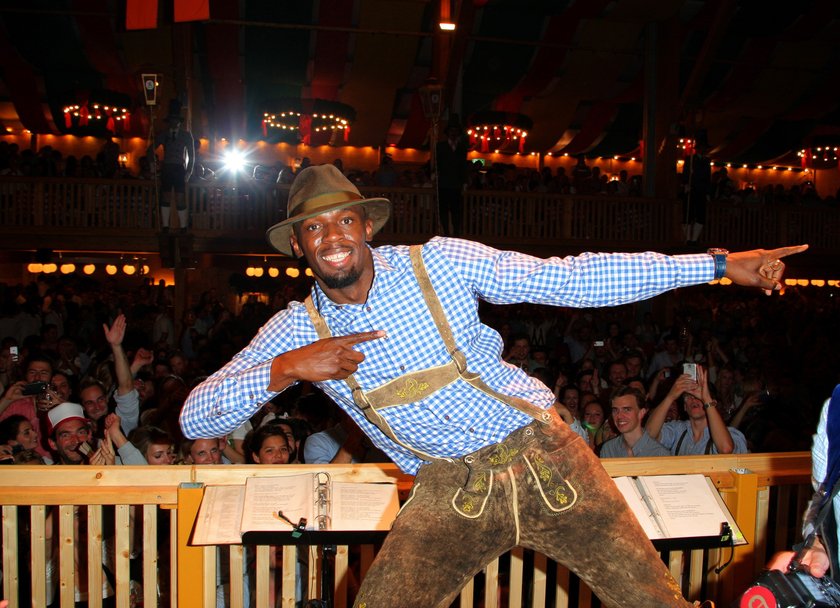 Hektolitry piwa i tłumy seksownych kobiet! Tak Usain Bolt bawił się na Oktoberfest! GALERIA