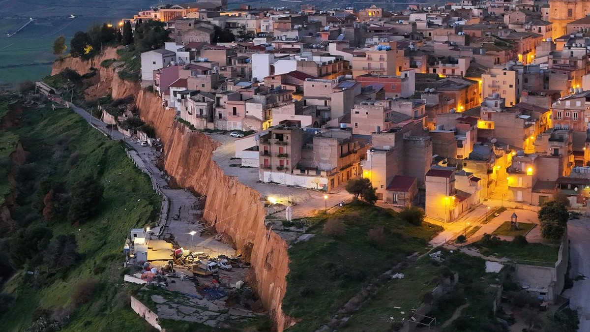 Klizište guta grad na Siciliji